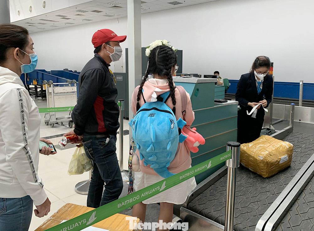 Hành khách tại sân bay Cần Thơ kín mít khẩu trang phòng chống virus Corona ảnh 5