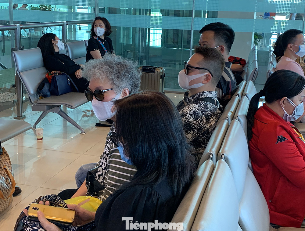 Hành khách tại sân bay Cần Thơ kín mít khẩu trang phòng chống virus Corona ảnh 7
