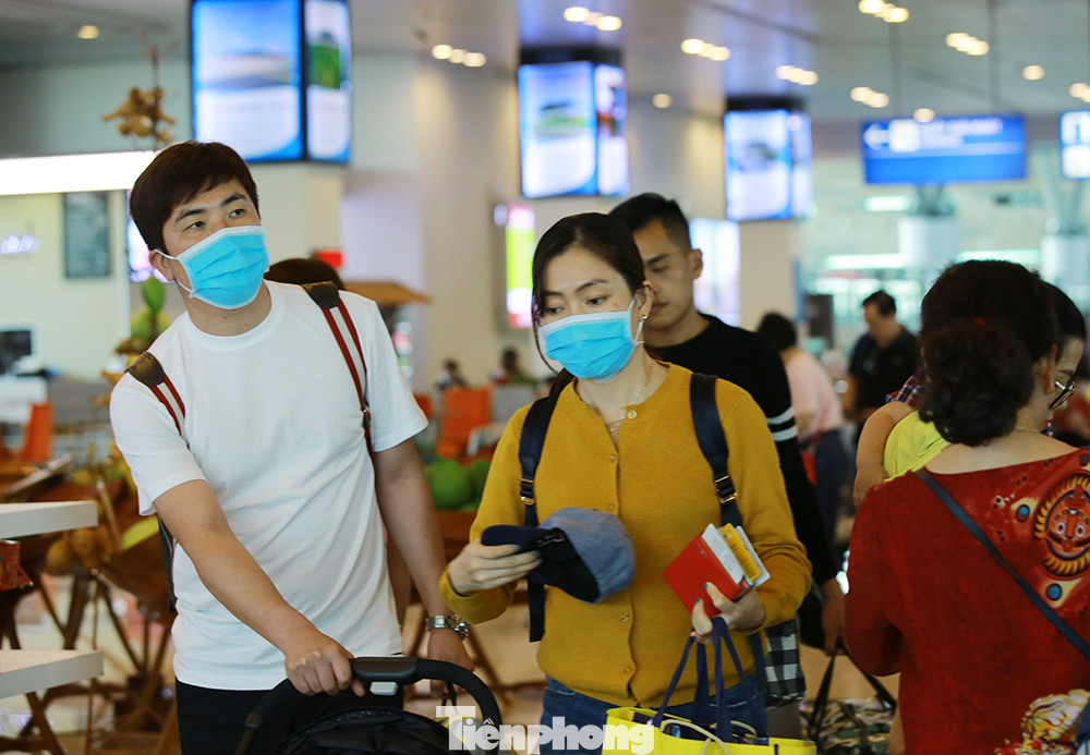 Hành khách tại sân bay Cần Thơ kín mít khẩu trang phòng chống virus Corona ảnh 9