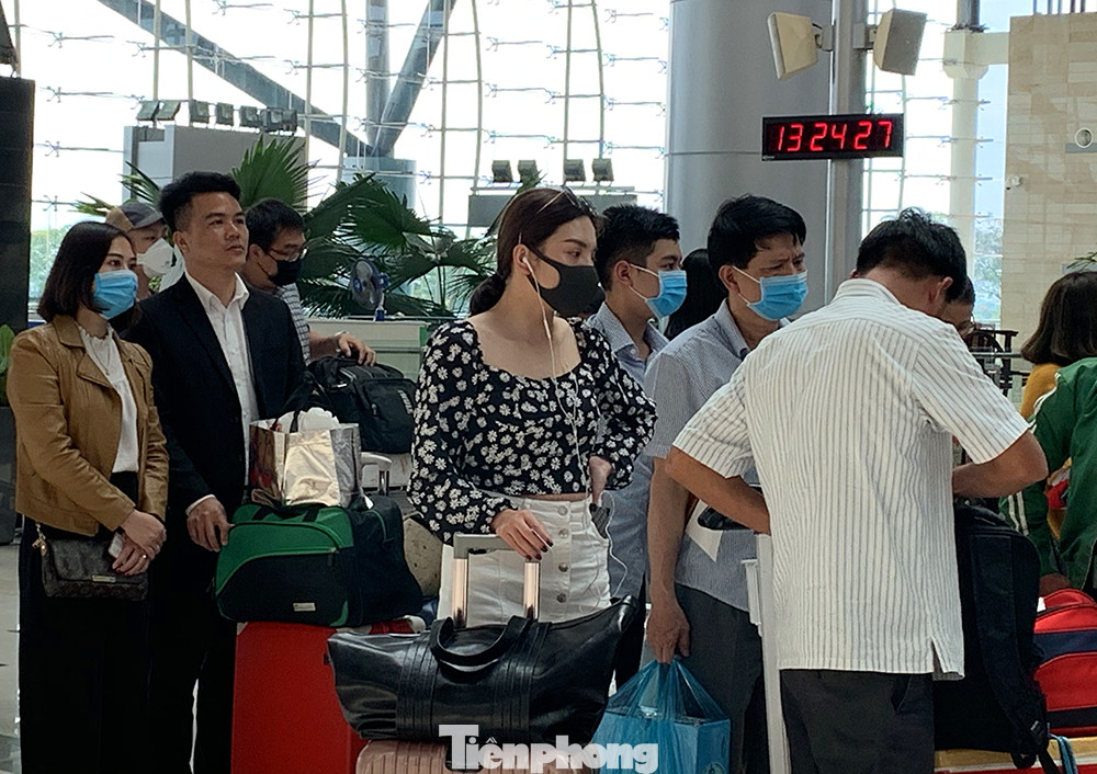 Hành khách tại sân bay Cần Thơ kín mít khẩu trang phòng chống virus Corona ảnh 3