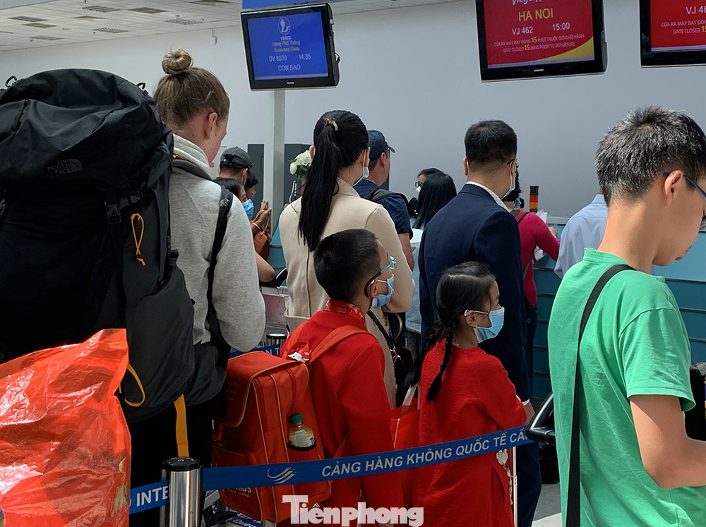 Hành khách tại sân bay Cần Thơ kín mít khẩu trang phòng chống virus Corona ảnh 2
