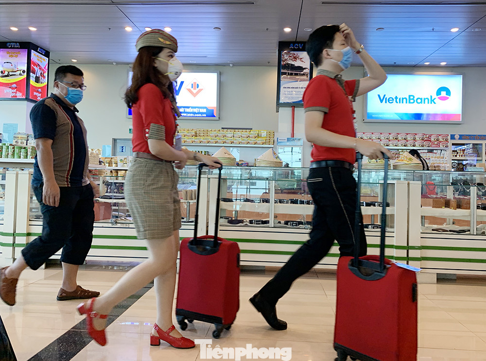 Hành khách tại sân bay Cần Thơ kín mít khẩu trang phòng chống virus Corona ảnh 14
