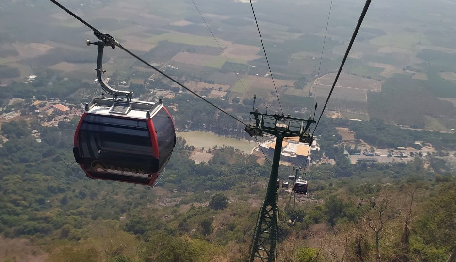 Lên đỉnh ‘nóc nhà Đông Nam Bộ’ chỉ mất 8 phút ảnh 1