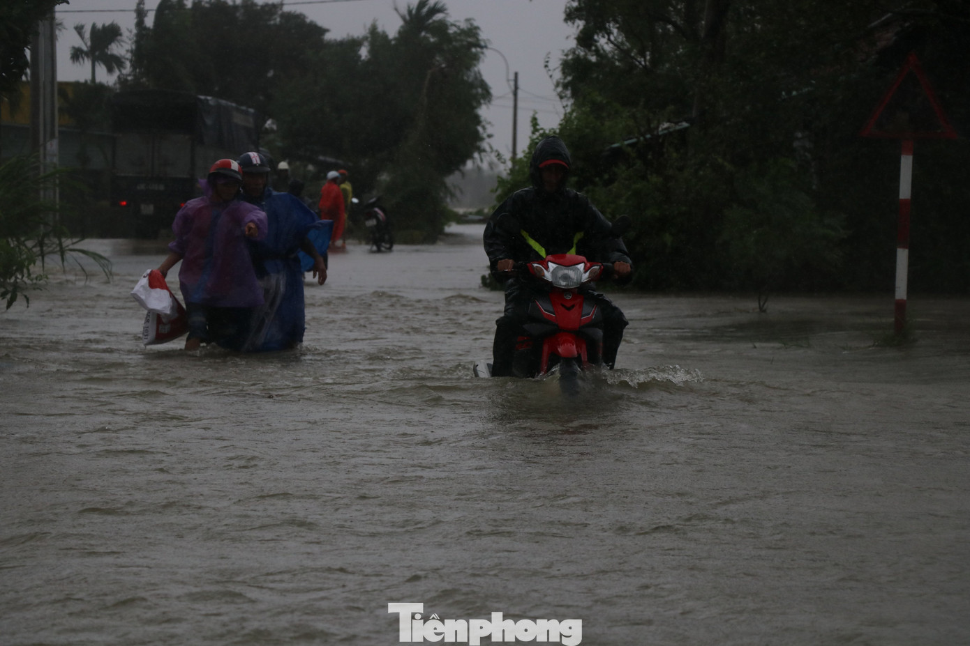 Nước lũ dâng cao, nhiều khu dân cư ở Phú Yên bị chia cắt ảnh 4