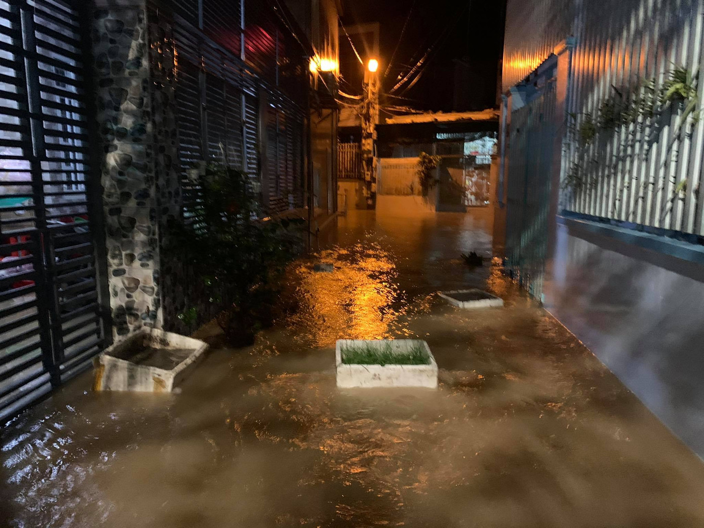 Nha Trang ngập nhiều nơi, dân thao thức không ngủ để canh lũ ảnh 2