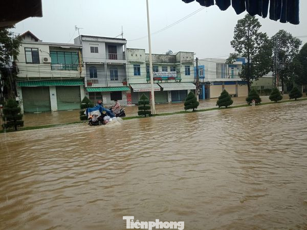 Dân Nha Trang “vật lộn” di chuyển trên những con đường ngập chìm trong nước ảnh 1