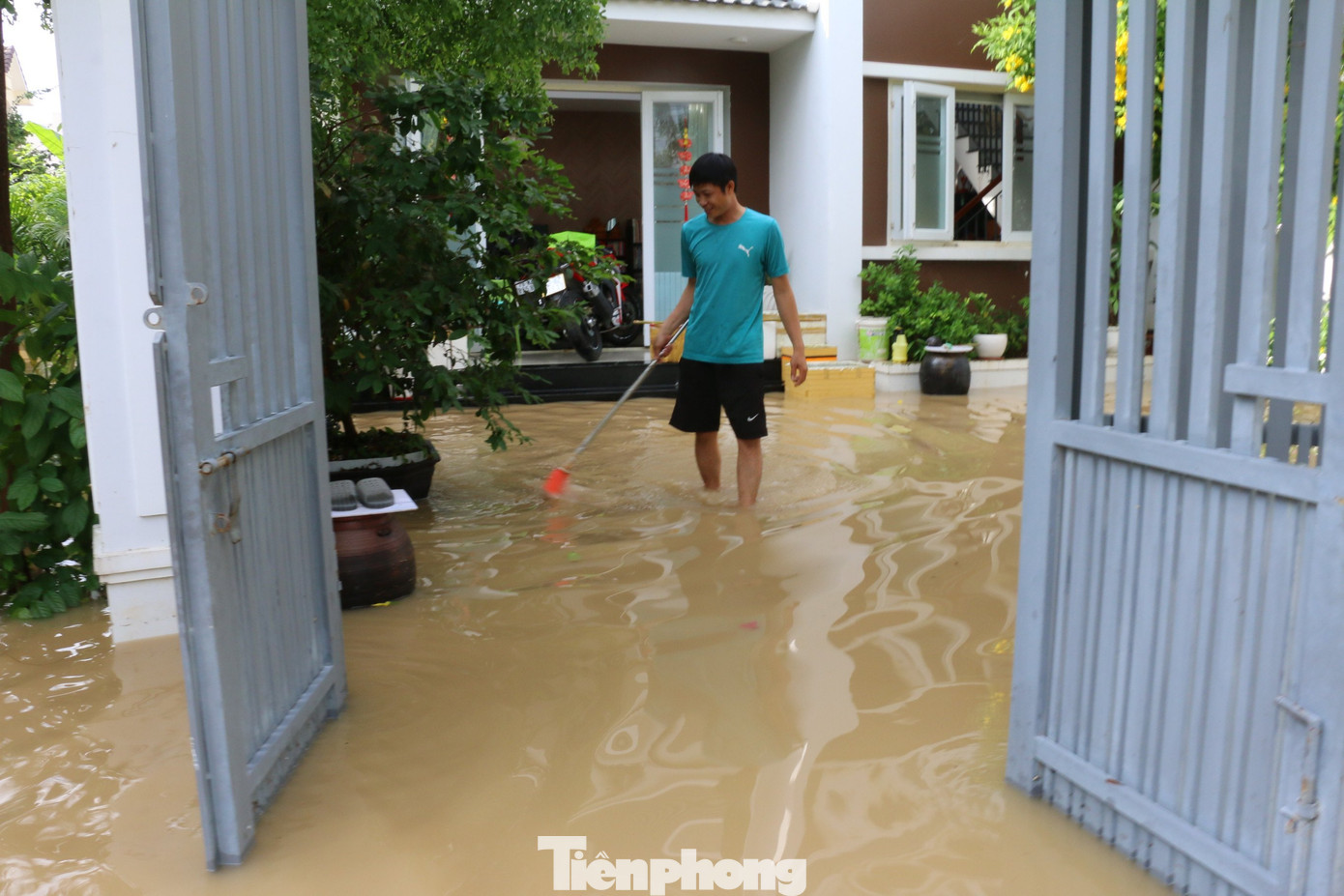 Bão tan nhưng dân phố biển Nha Trang vẫn bì bõm nơi nước ngập ảnh 7