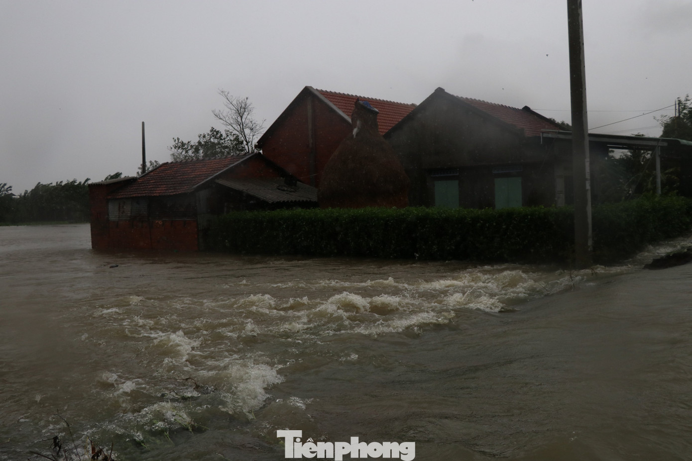 Nước lũ dâng cao, nhiều khu dân cư ở Phú Yên bị chia cắt ảnh 2
