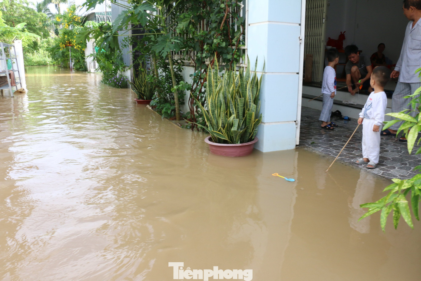 Bão tan nhưng dân phố biển Nha Trang vẫn bì bõm nơi nước ngập ảnh 2