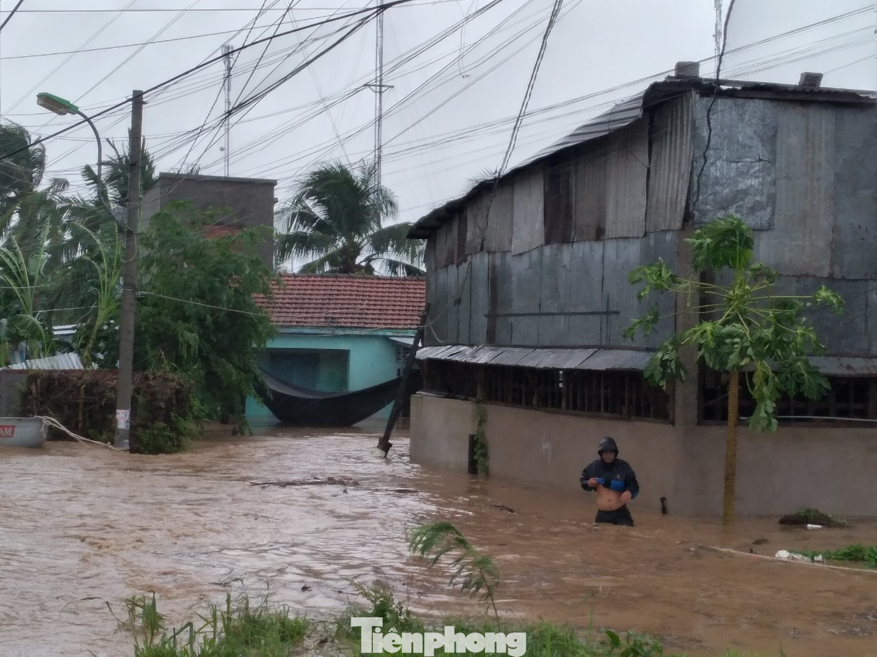 Nhiều nơi ở Khánh Hoà ngập lụt sau bão số 12 ảnh 3