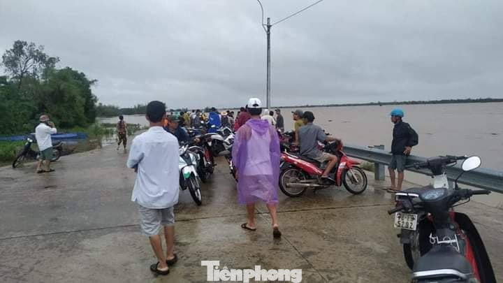 Ra bờ kè xem lũ, nam thanh niên bị nước cuốn trôi ảnh 1