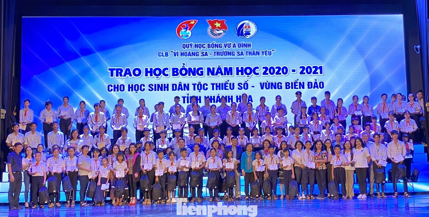 Trao 220 suất học bổng Vừ A Dính cho học sinh tỉnh Khánh Hoà ảnh 1