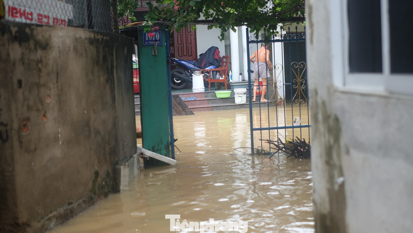 Dân Nha Trang “vật lộn” di chuyển trên những con đường ngập chìm trong nước ảnh 8