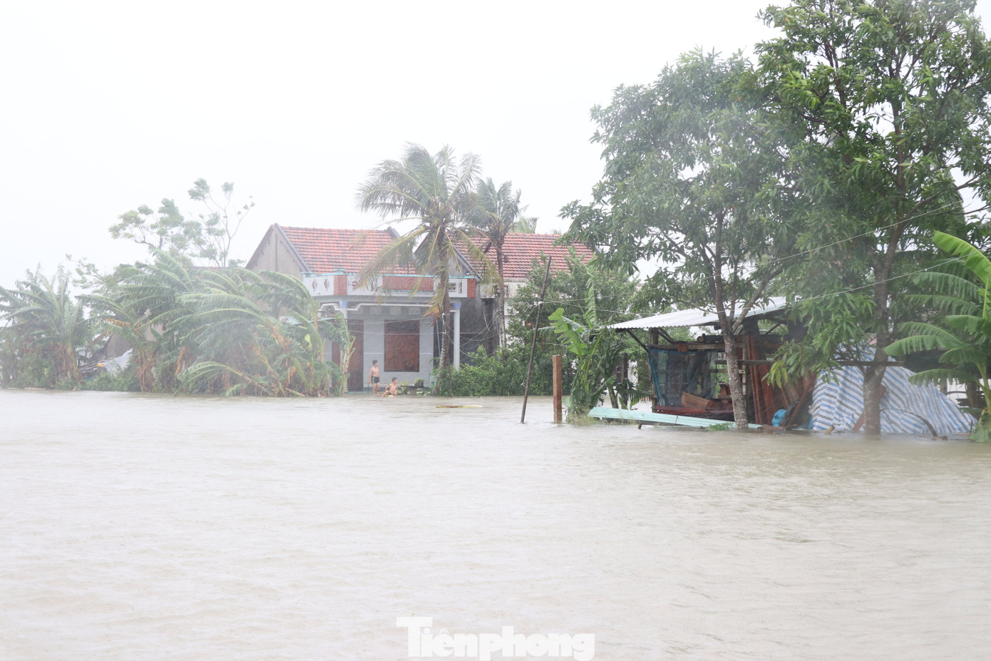 Nước lũ dâng cao, nhiều khu dân cư ở Phú Yên bị chia cắt ảnh 3