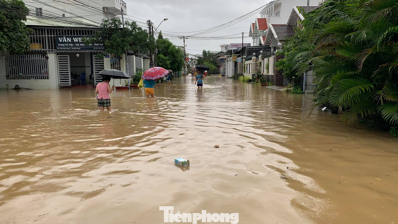 Dân Nha Trang “vật lộn” di chuyển trên những con đường ngập chìm trong nước ảnh 3
