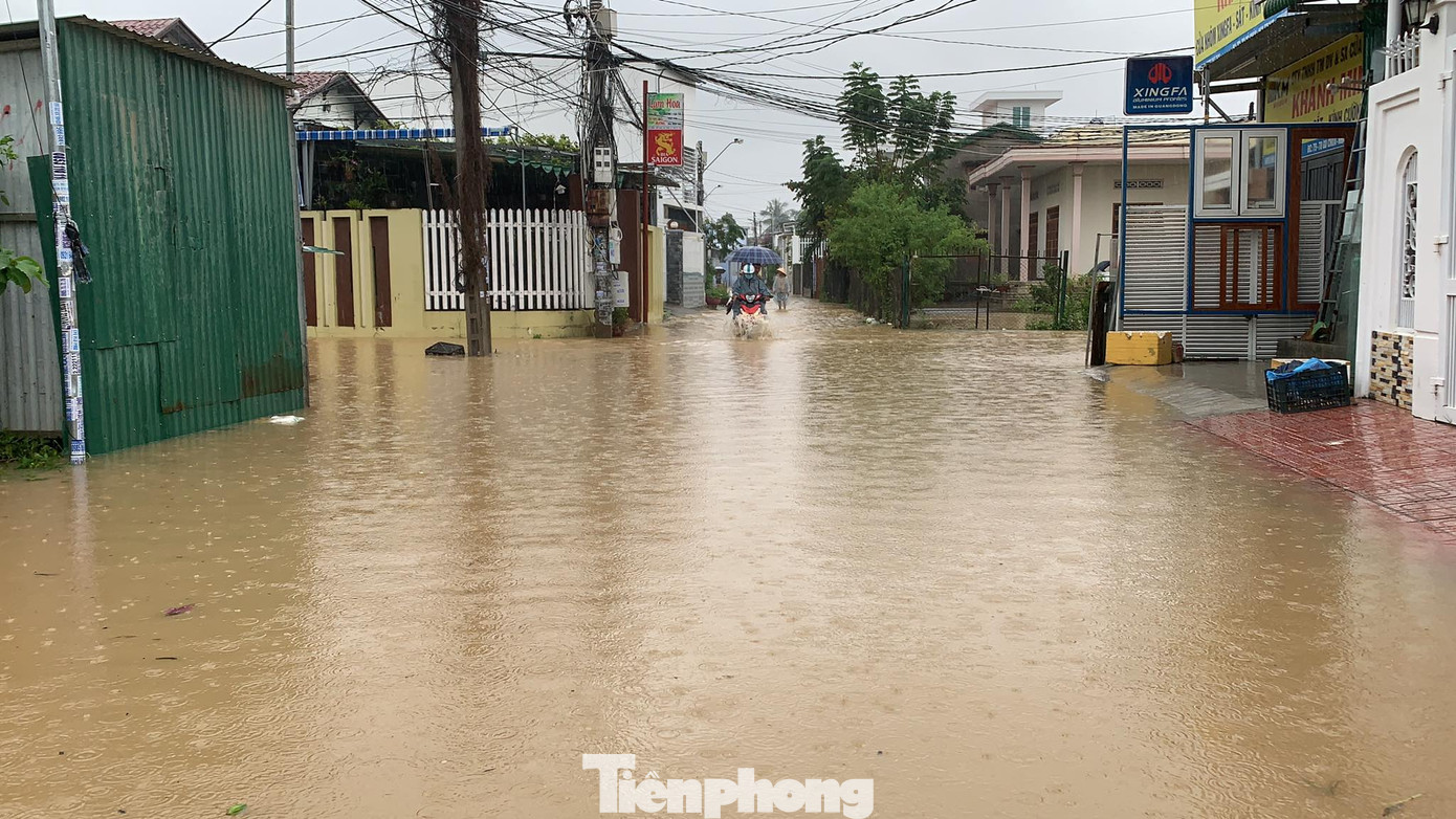 Dân Nha Trang “vật lộn” di chuyển trên những con đường ngập chìm trong nước ảnh 2