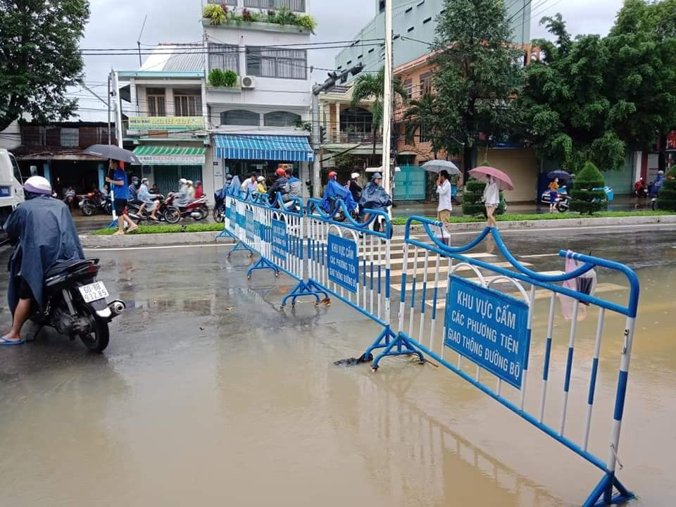 Nha Trang ngập nhiều nơi, dân thao thức không ngủ để canh lũ ảnh 1