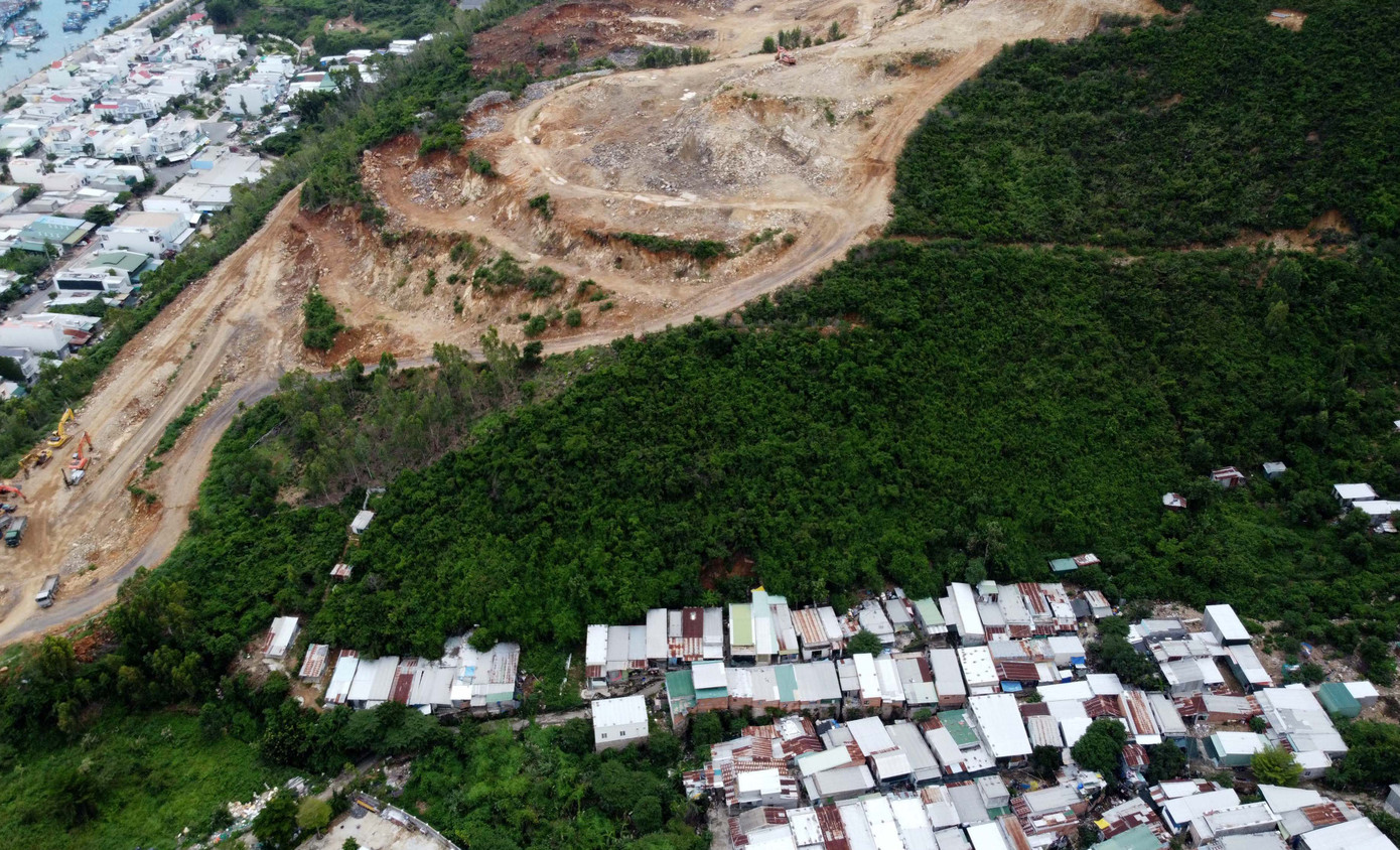 Nha Trang rà soát nơi nguy cơ sạt lở, Hà Tĩnh cấm tàu ra khơi phòng bão số 13 ảnh 2