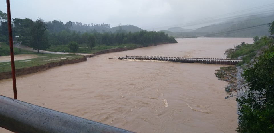 Nha Trang ngập nhiều nơi, dân thao thức không ngủ để canh lũ ảnh 7