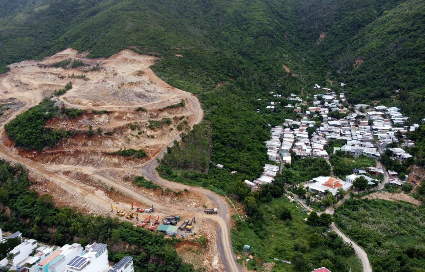 Nha Trang rà soát nơi nguy cơ sạt lở, Hà Tĩnh cấm tàu ra khơi phòng bão số 13 ảnh 1