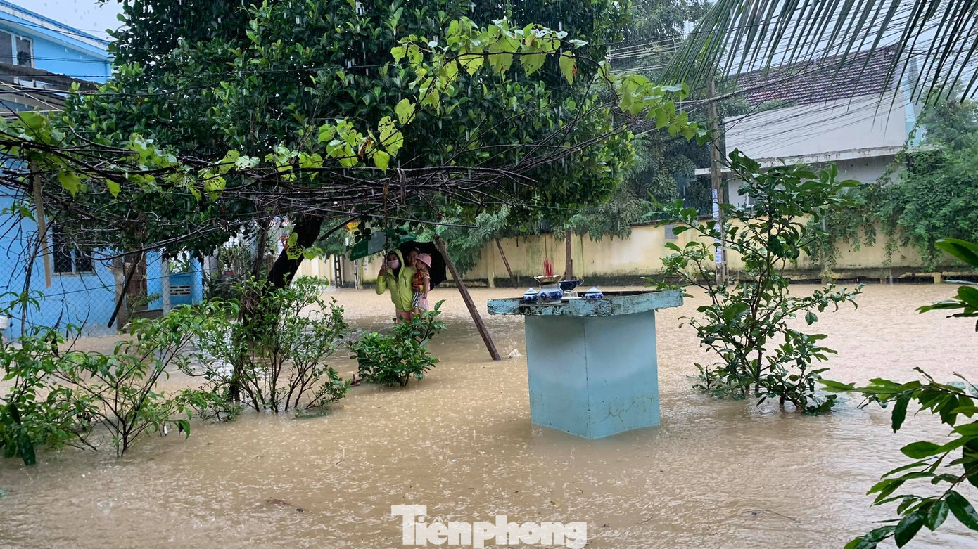 Dân Nha Trang “vật lộn” di chuyển trên những con đường ngập chìm trong nước ảnh 6