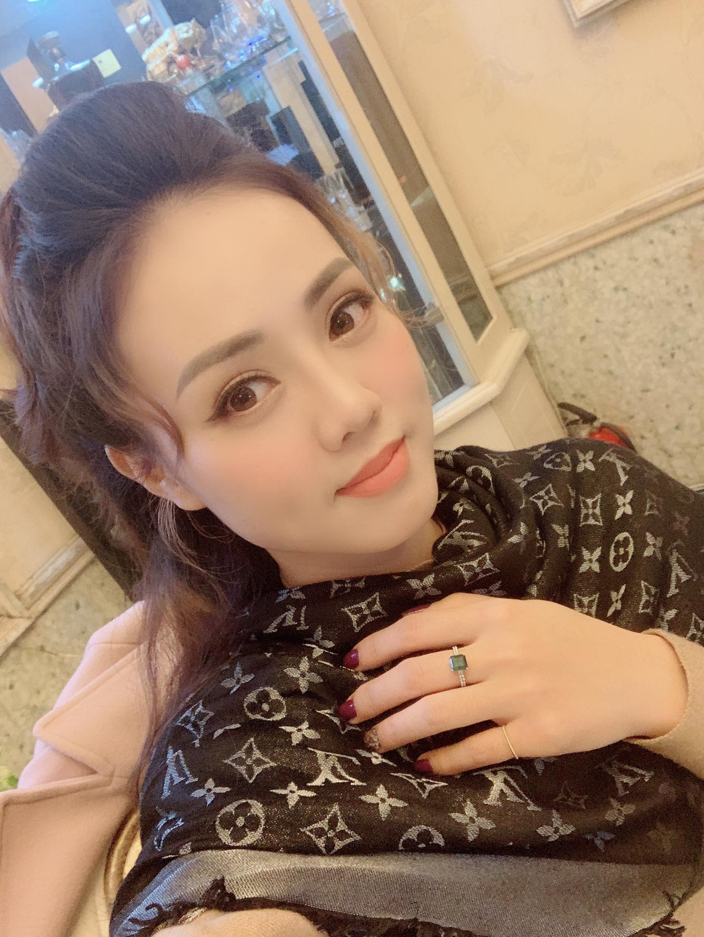 Gu thời trang sang chảnh toàn đồ hiệu của bạn gái kém 15 tuổi của NSND Công Lý ảnh 4