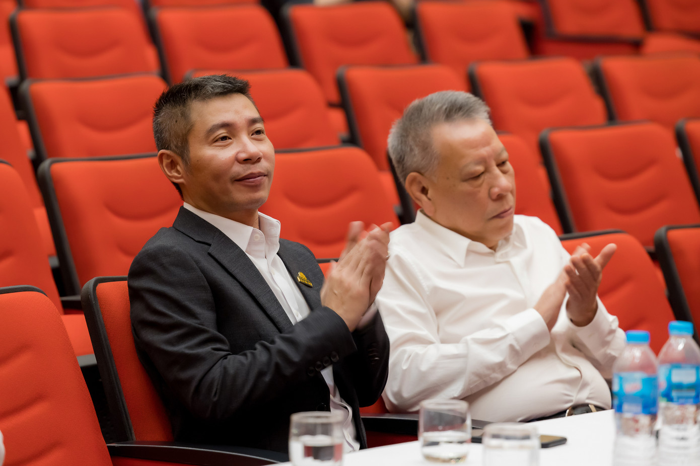 Bạn gái xinh đẹp tới chúc mừng NSND Công Lý lên chức Phó Giám đốc ảnh 11