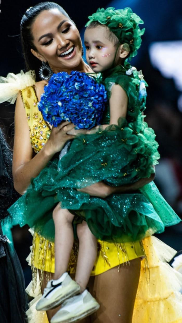 Hoa hậu H'Hen Niê bật khóc khi biết tin mẫu nhí 5 tuổi Hà My qua đời ảnh 1