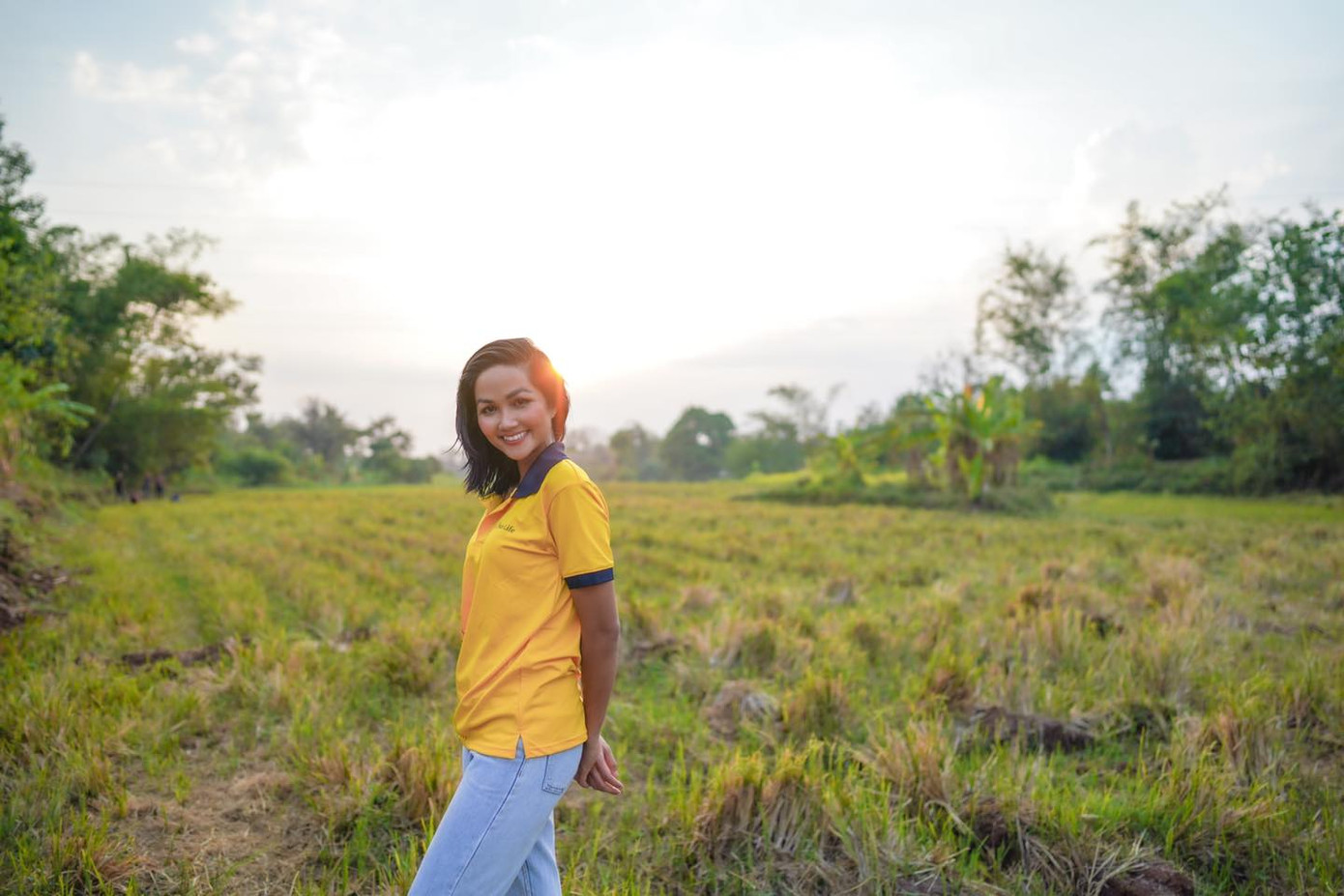 H'Hen Niê hé lộ từng dùng ứng dụng hẹn hò Tinder để luyện tiếng Anh trước khi thi hoa hậu ảnh 1