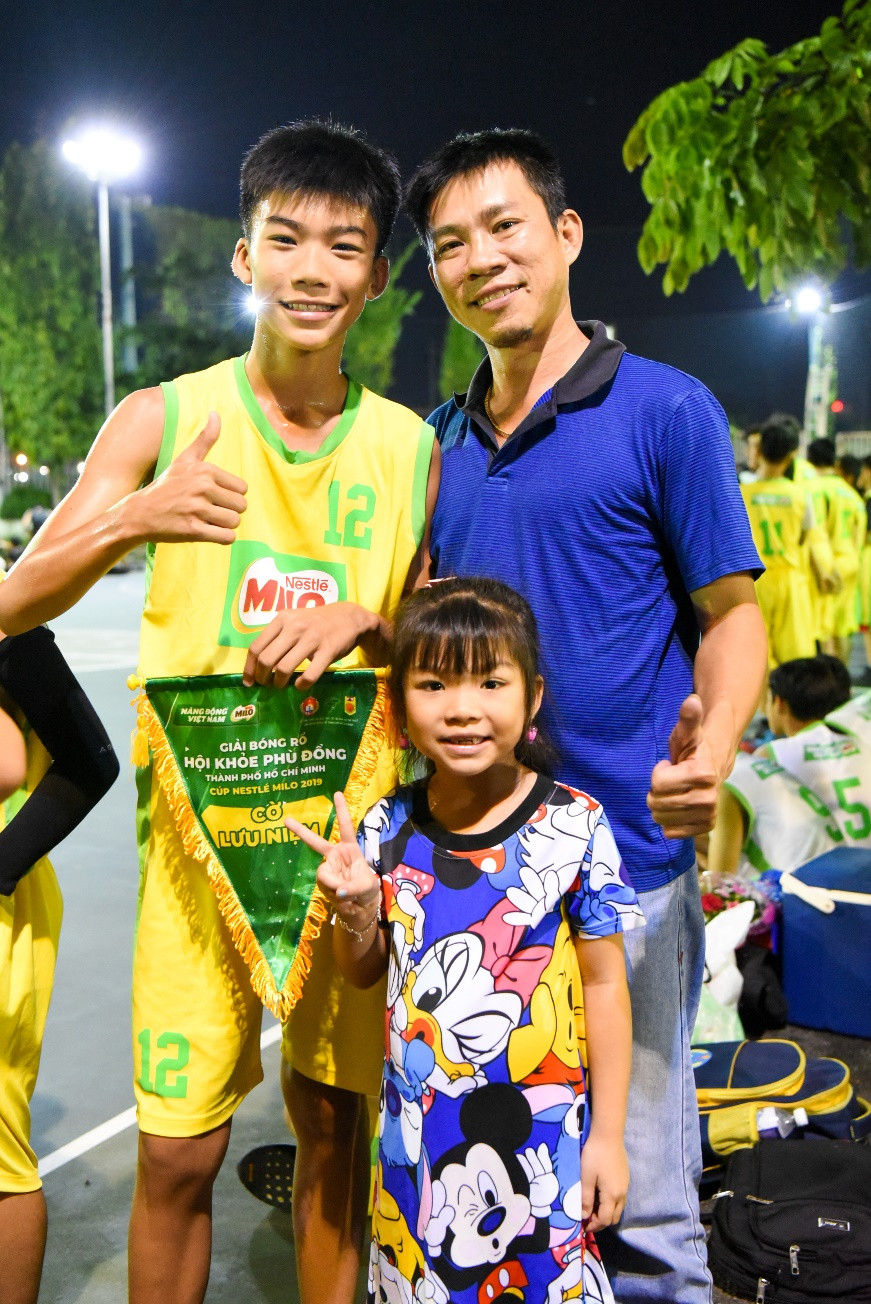 Qua năm mới, bố mẹ hãy cùng con bỏ điện thoại xuống và ra ngoài chơi ảnh 2