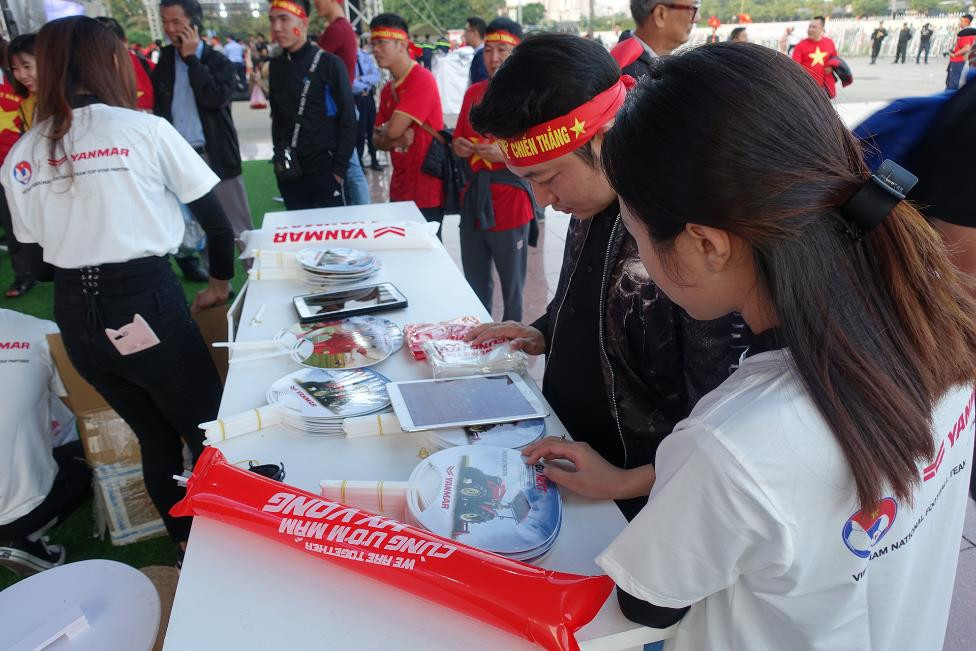Yanmar mở gian hàng nhà tài trợ cổ vũ bóng đá trận đấu Việt Nam - Thái Lan ảnh 7