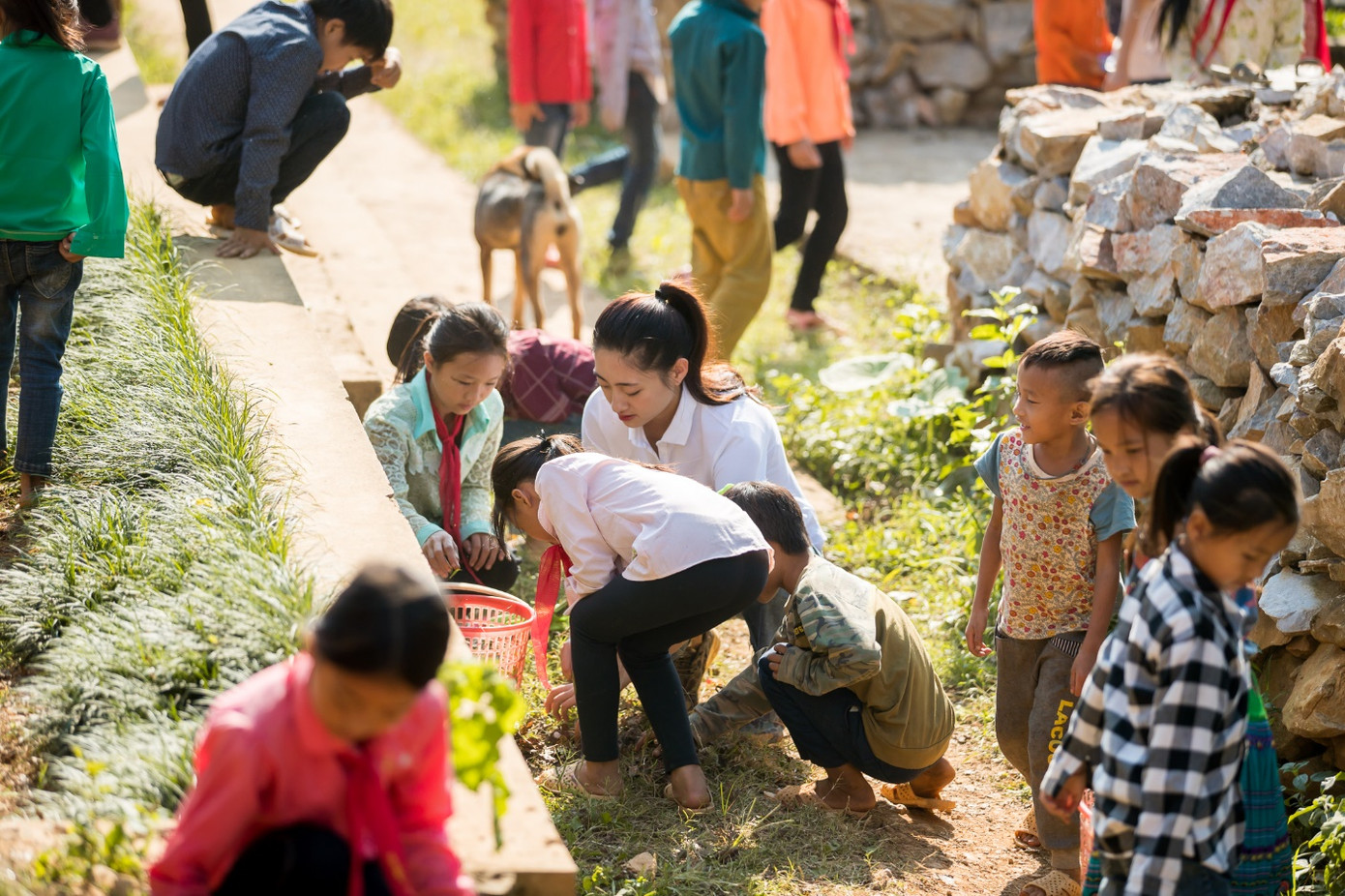 Hoa hậu Lương Thùy Linh 'mua vé' về tuổi thơ cùng trẻ em Lũng Lìu, Lũng Lạ ảnh 8