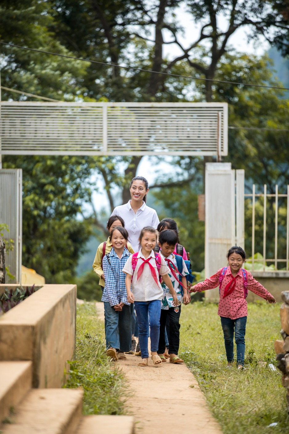 Hoa hậu Lương Thùy Linh 'mua vé' về tuổi thơ cùng trẻ em Lũng Lìu, Lũng Lạ ảnh 7