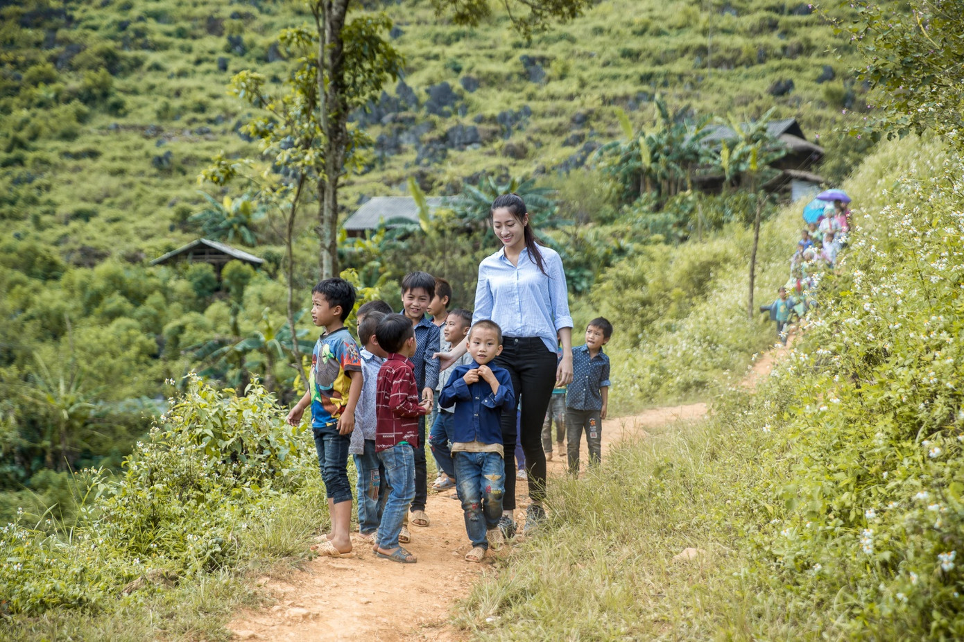 Hoa hậu Lương Thùy Linh 'mua vé' về tuổi thơ cùng trẻ em Lũng Lìu, Lũng Lạ ảnh 2