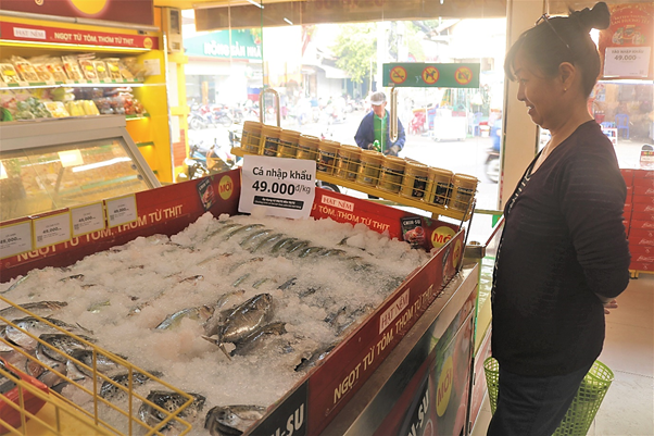 Thịt đội giá, bà nội trợ đổ xô đến Bách Hóa Xanh săn cá nhập khẩu 49k ảnh 1
