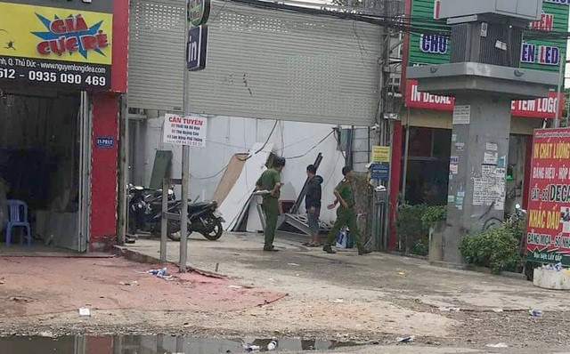 Công an xịt nước, nổ súng trấn áp đối tượng đánh vợ, đâm 3 cảnh sát trọng thương ảnh 1