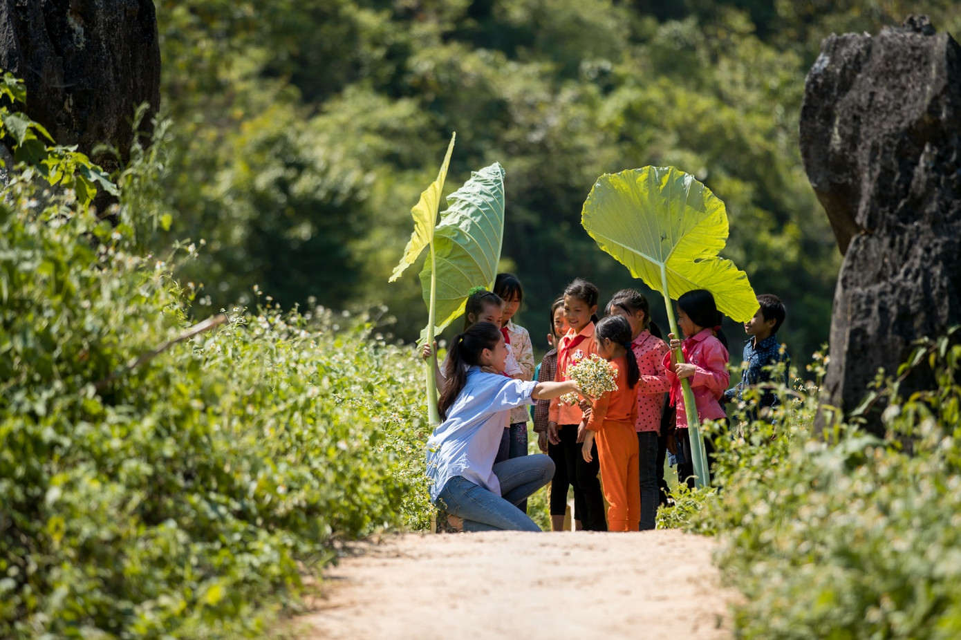 Hoa hậu Lương Thùy Linh 'mua vé' về tuổi thơ cùng trẻ em Lũng Lìu, Lũng Lạ ảnh 10