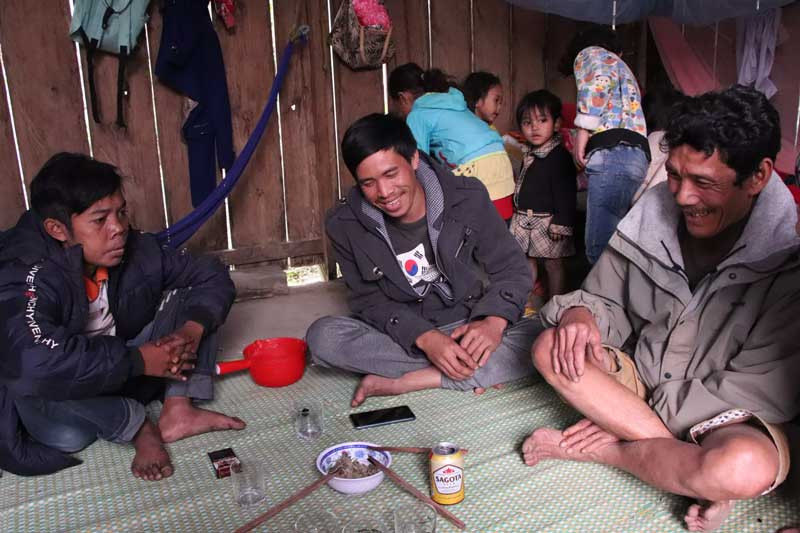 Cuộc sống săn bắt, hái lượm như người nguyên thủy ở bộ tộc kỳ lạ nhất Việt Nam ảnh 8