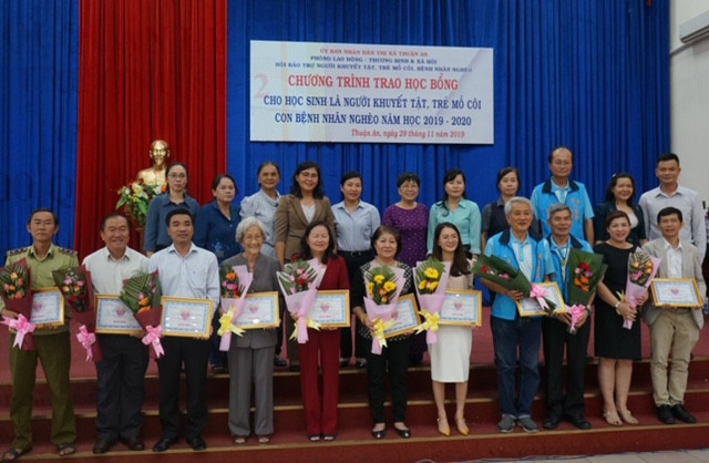 Tân Hiệp Phát trao tặng học bổng cho học sinh khuyết tật, trẻ mồ côi ảnh 1