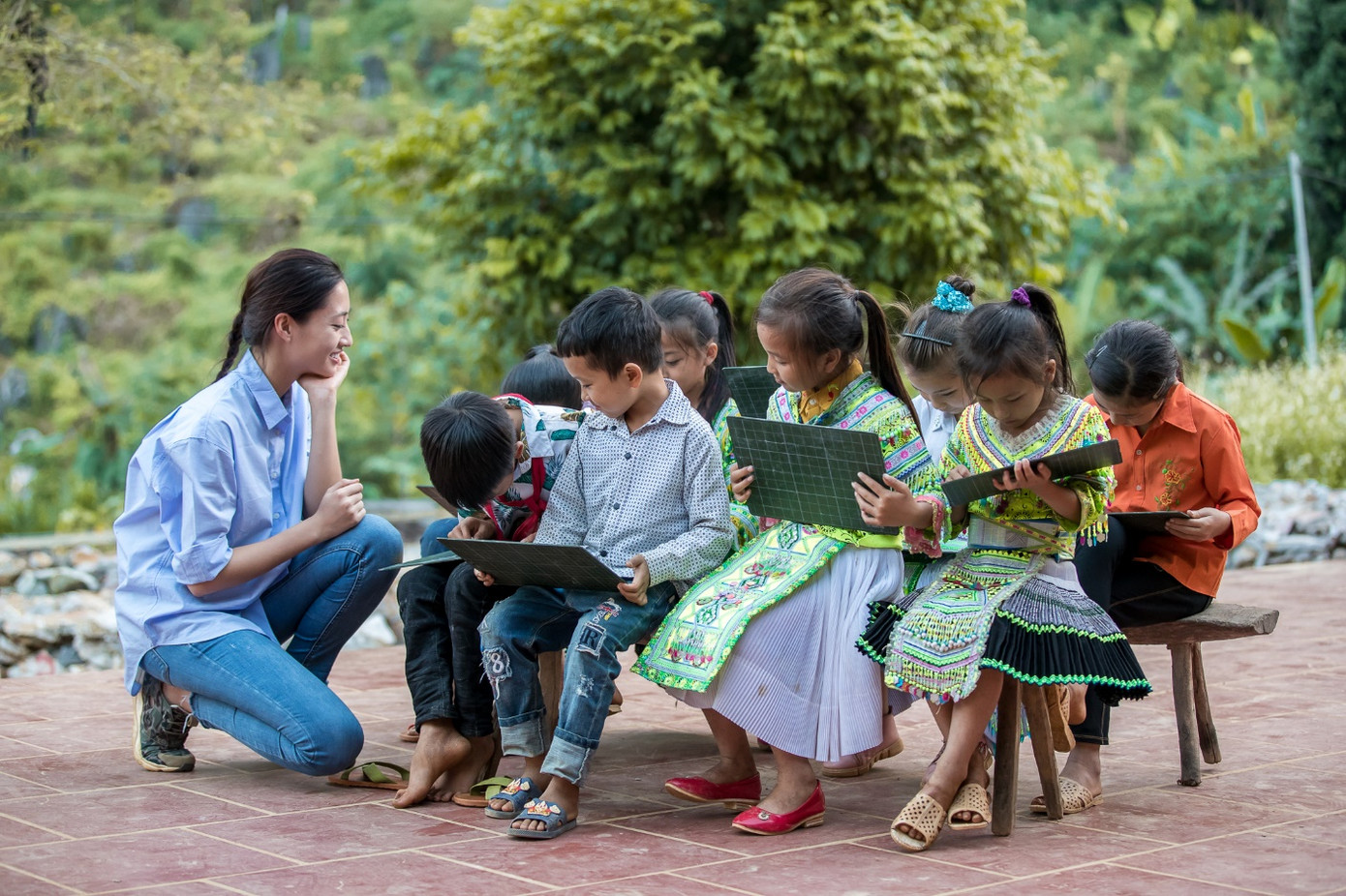 Hoa hậu Lương Thùy Linh 'mua vé' về tuổi thơ cùng trẻ em Lũng Lìu, Lũng Lạ ảnh 5