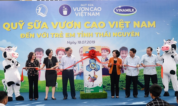 70.000 ly sữa Vinamilk đến với học sinh ATK Định Hóa ảnh 2