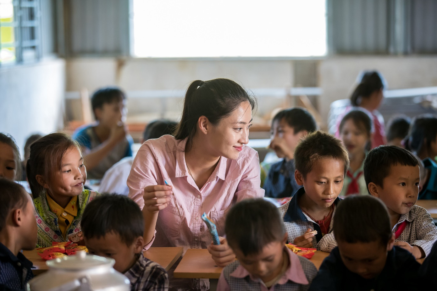 Hoa hậu Lương Thùy Linh 'mua vé' về tuổi thơ cùng trẻ em Lũng Lìu, Lũng Lạ ảnh 9