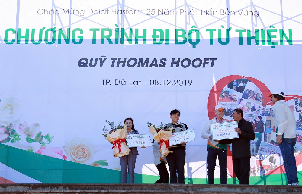 Dalat Hasfarm đi bộ gây quỹ vì người nghèo ảnh 1