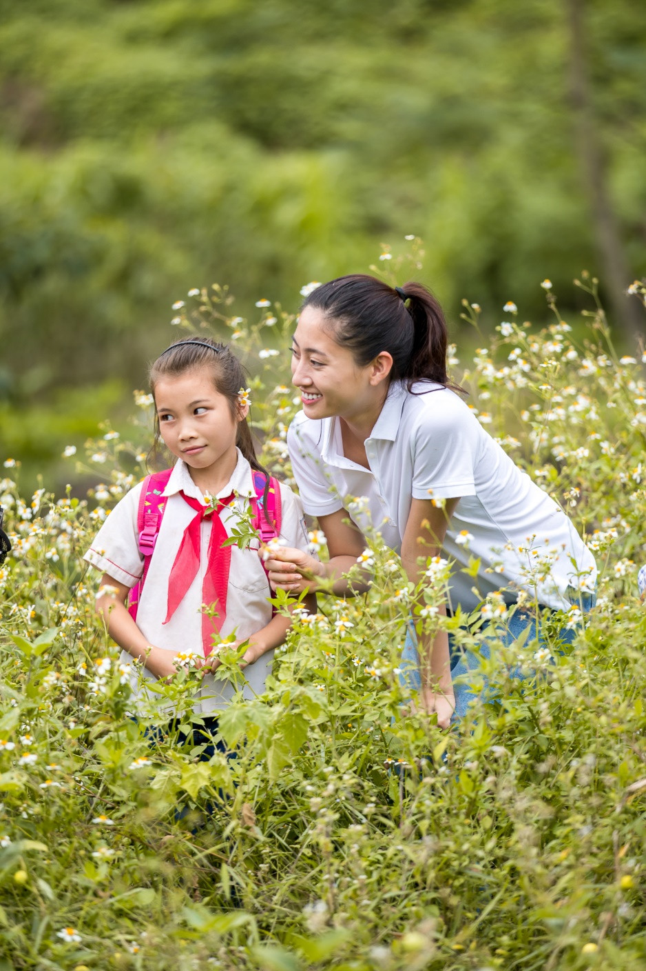 Hoa hậu Lương Thùy Linh 'mua vé' về tuổi thơ cùng trẻ em Lũng Lìu, Lũng Lạ ảnh 6