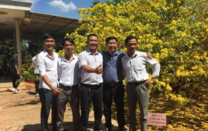 Dòng người lại bất ngờ đổ về thị trấn Gia Ray xem cây mai cổ 'bật dậy' ảnh 5