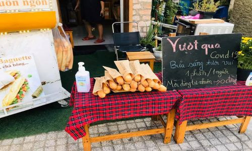 Sài Gòn: Ấm lòng với 400 ổ bánh mì đủ loại nhân thơm ngon miễn phí cho mọi người ảnh 2