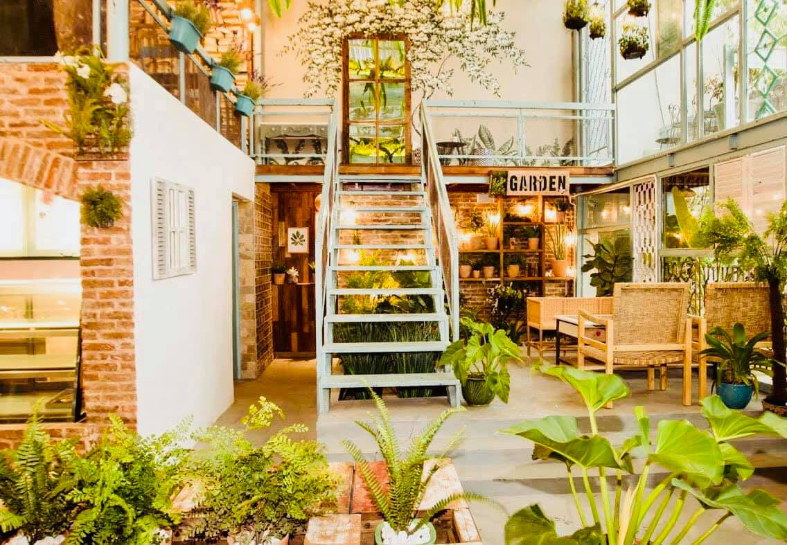 Quán cà phê giữa lòng Sài Gòn khiến bạn cảm giác như đang ở giữa mùa Thu châu Âu ảnh 1