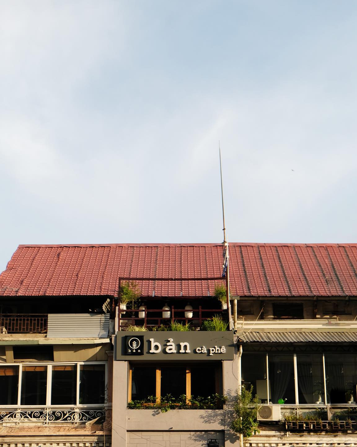 TP.HCM: Những tiệm cà phê đẹp lung linh và chứa cả một kho tàng sách hay cho bạn ghé đọc ảnh 5