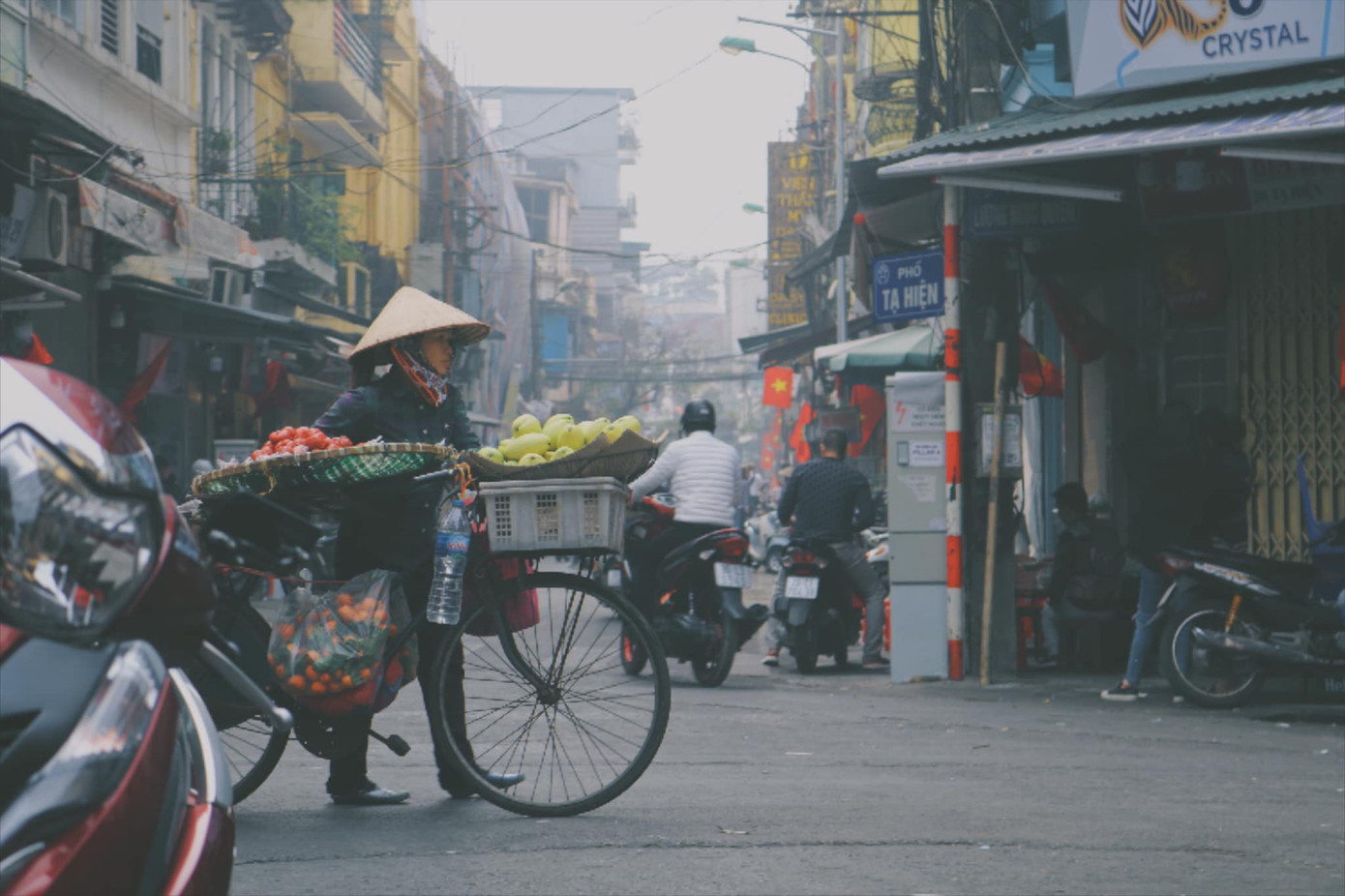 Hà Nội phố: Một cái Tết “mùa Cô-Vy” vẫn rất đỗi bình yên dù còn bao bộn bề lo lắng ảnh 1