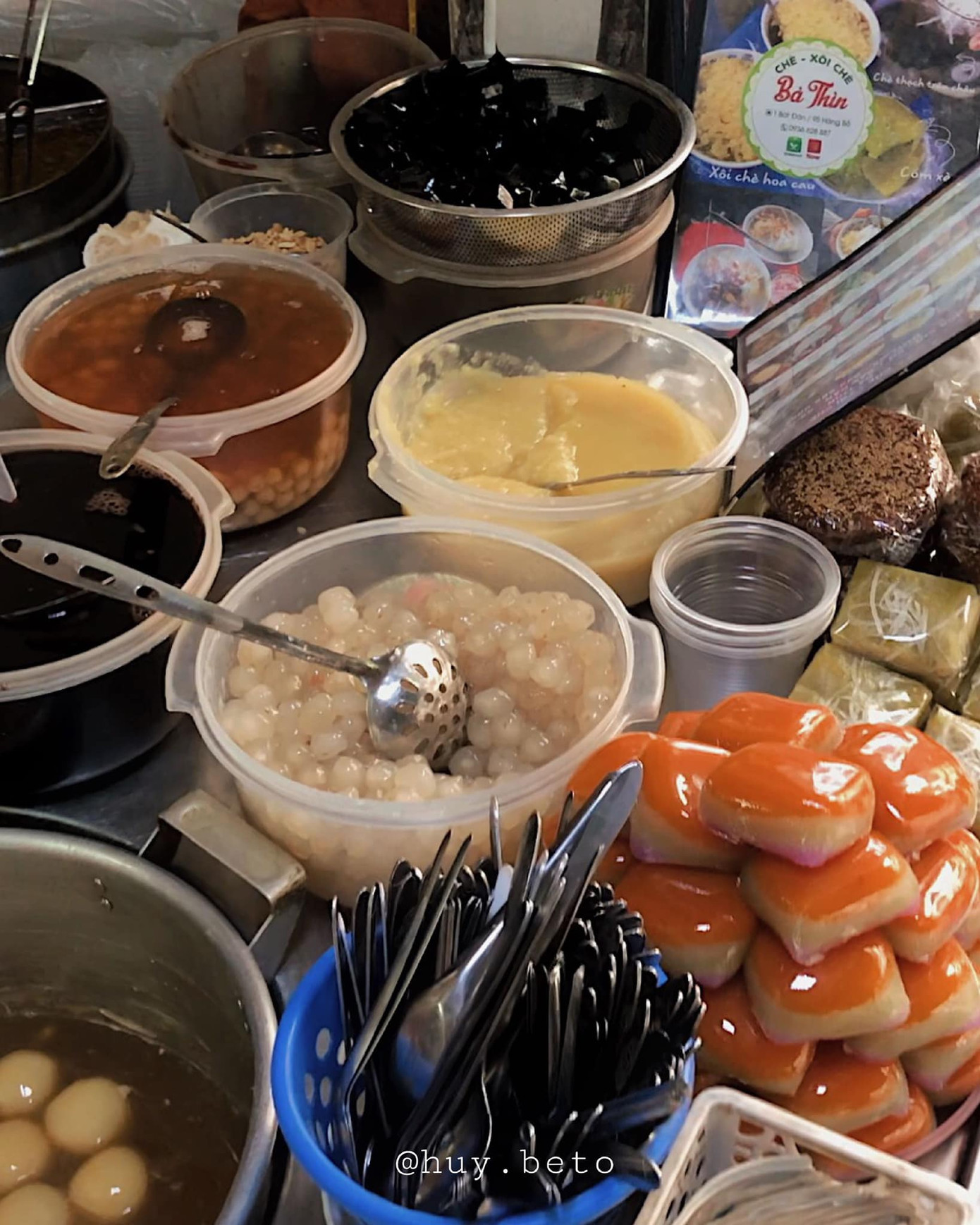 Một góc của quán - Ảnh: HuyBeto Hà Nội phố: Những hàng chè nóng ngon nức tiếng đủ để bạn “chiến đấu” với từng đợt gió lạnh ảnh 1